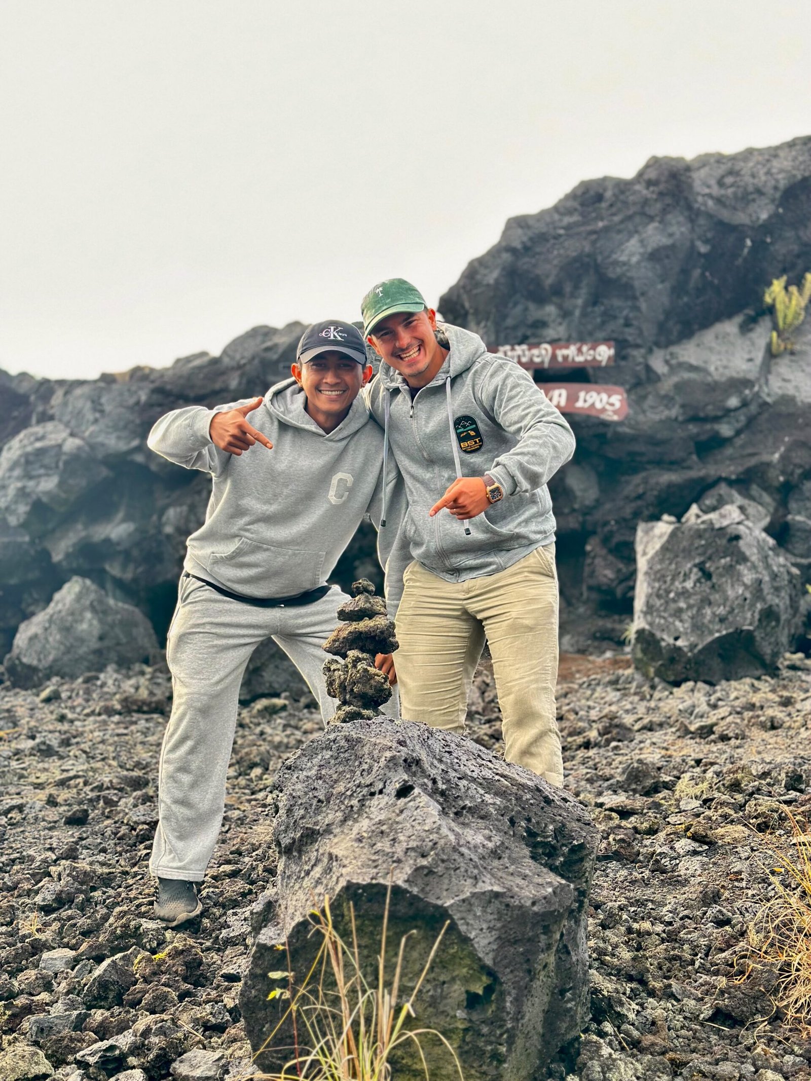 Who Helps Take Your Photos on a Mount Batur Sunrise Jeep Tour?